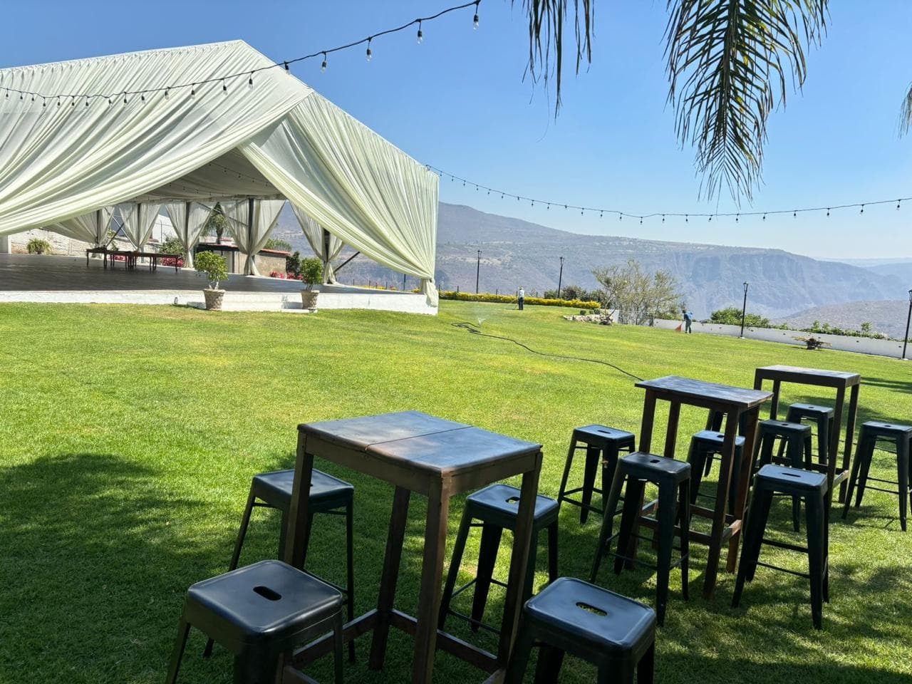 Toldo y mobiliario de Juan de la Torre Eventos preparados en un jardín.